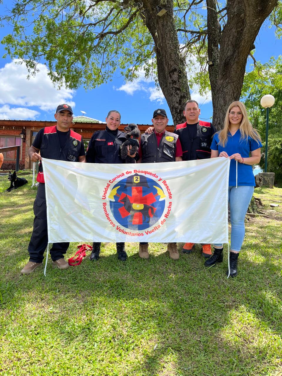Guías caninos y perros de la unidad K9 de Bomberos Voluntarios Vuelta de Rocha